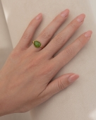 Pozłacany regulowany pierścionek z zielonym oczkiem