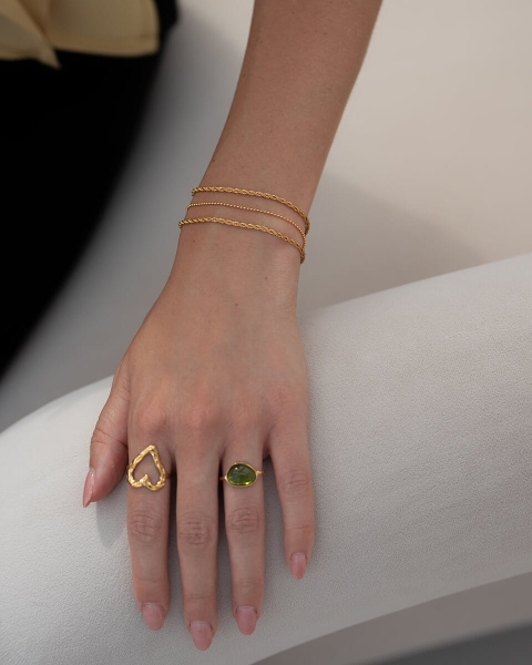 Elegancki pierścionek z zielonym oczkiem