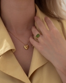 złoty pierścionek z zielonym oczkiem na wesele