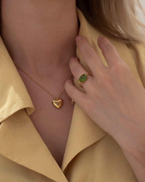 złoty pierścionek z zielonym oczkiem na wesele