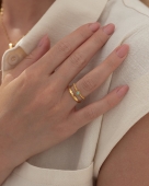 Regulowany złoty pierścionek z kamieniem na lato