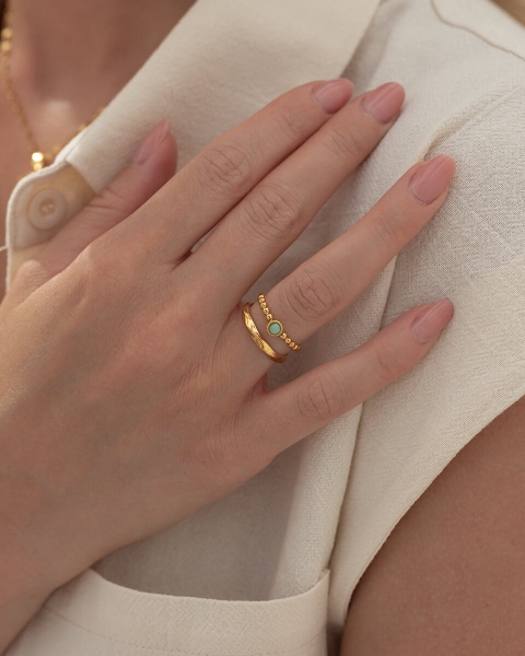 Regulowany złoty pierścionek z kamieniem na lato