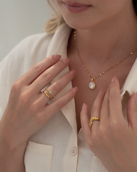 Pozłacany pierścionek z kamieniem w stylu vintage