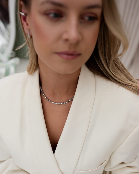 Delikatna srebrna nausznica ze stali nierdzewnej