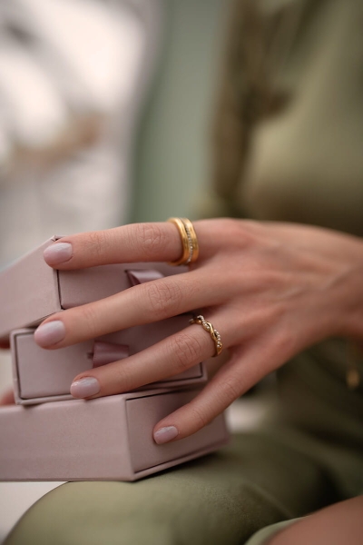 Złoty pleciony pierścionek z perłami