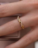 Złoty pierścionek warkocz z perełkami