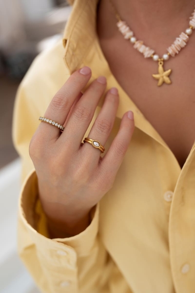 Złoty pierścionek z cyrkoniami