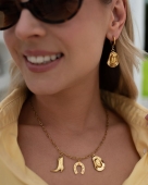 Złote kolczyki w kowbojskim stylu