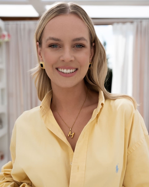 Modowy naszyjnik z literką M ze stali