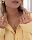 Złoty naszyjnik z literką ze stali