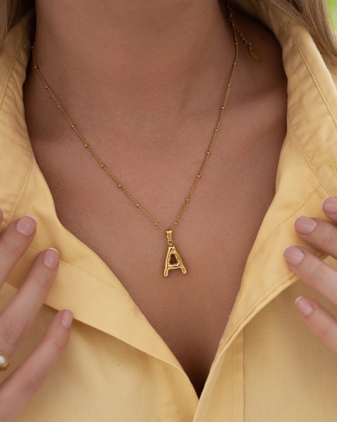 Złoty naszyjnik z literką A ze stali