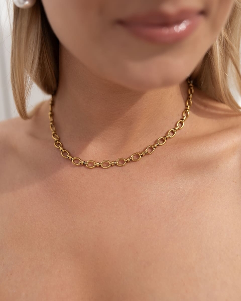 Złoty naszyjnik łańcuch z drobnymi ogniwami