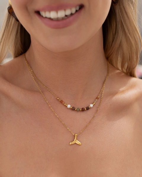 Letni złoty podwójny naszyjnik z kamieniami i zawieszką