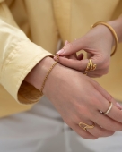 Złota delikatna bransoletka z drobnymi ogniwami