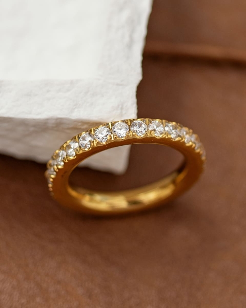 Złoty pierścionek ze stali wysadzany cyrkoniami