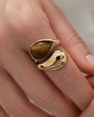 Złoty geometryczny pierścionek z kamieniem ze stali