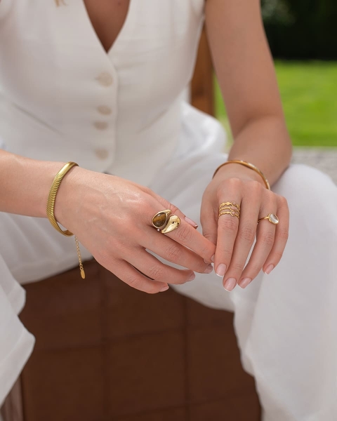 Złoty regulowany pierścionek z kamieniem