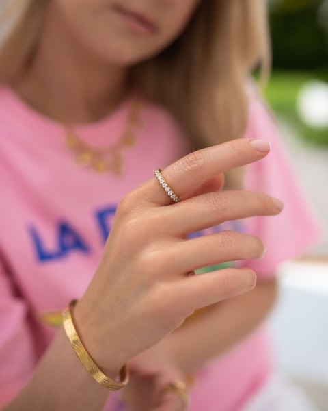 Złota obrączka z cyrkoniami ze stali