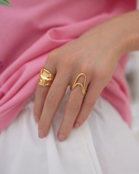 Złoty pierścionek ze stali na prezent