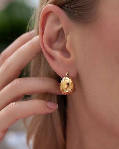 Półokrągłe złote kolczyki ze stali