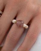 Pierścionek z kamieni rzecznych i kwarcu truskawkowego