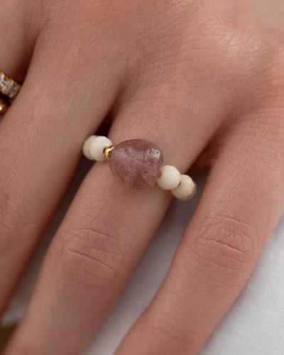 Pierścionek z kamieni rzecznych i kwarcu truskawkowego