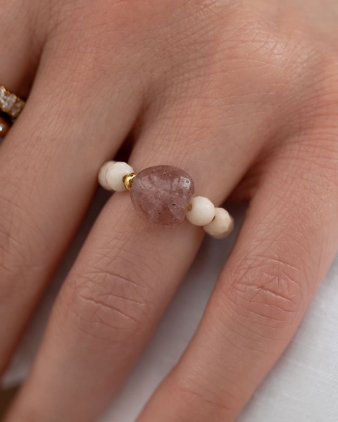 Pierścionek z kamieni rzecznych i kwarcu truskawkowego