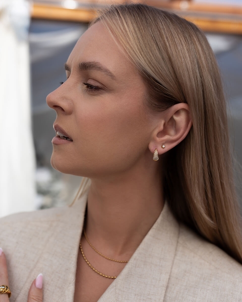 Klasyczny, połyskujący model, który pięknie rozświetla twarz i pasuje do każdej okazji