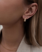 Trwałe złocenie i solidna stal sprawiają, że kolczyki wyglądają luksusowo i są odporne na wodę