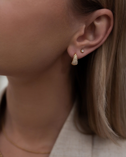 Trwałe złocenie i solidna stal sprawiają, że kolczyki wyglądają luksusowo i są odporne na wodę