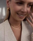 Podwójny naszyjnik ze stali 316L w złotym kolorze tworzy lekką, kobiecą kompozycję z perłą