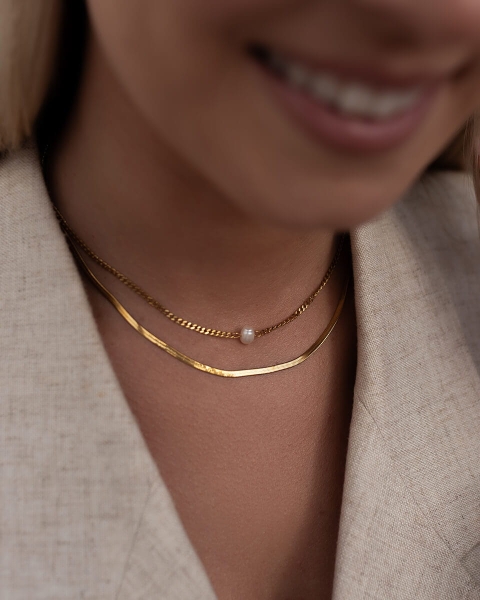 Złoty, podwójny naszyjnik ze stali chirurgicznej z delikatną zawieszką z perłą