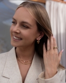 Warstwowy naszyjnik w odcieniu złota, łączący subtelną perłę z minimalistycznym łańcuszkiem