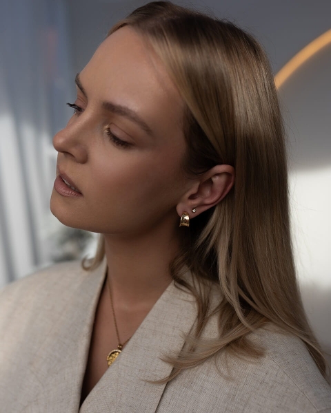 Grube kolczyki typu chunky hoops w lustrzanym, złotym wykończeniu