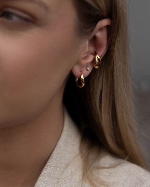 Kolczyki typu hoops z falowanym, organicznym kształtem