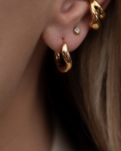 Złote kolczyki ze stali chirurgicznej o płynnej, nieregularnej linii