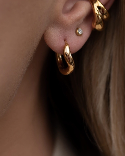 Złote kolczyki ze stali chirurgicznej o płynnej, nieregularnej linii