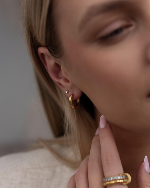 Kolczyki o nieregularnym profilu przypominającym stopiony metal