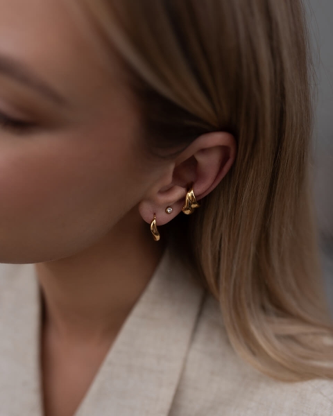 Kolczyki o błyszczącej, lustrzanej powierzchni i nieregularnym kształcie