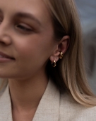 Kolczyki w złotej wersji z wyrazistym, nieregularnym wykończeniem