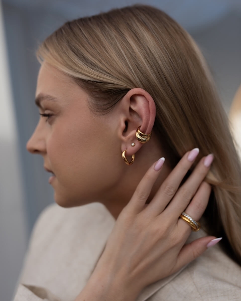 Model o falistym profilu, który nadaje całości artystyczny charakter