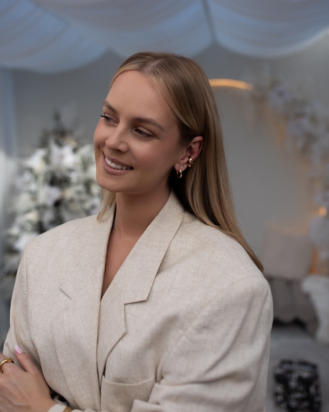 Eleganckie hoops z organicznym wygięciem i pełnym połyskiem