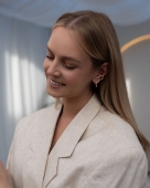 Stalowe kolczyki w złotym odcieniu z charakterystyczną, płynącą linią