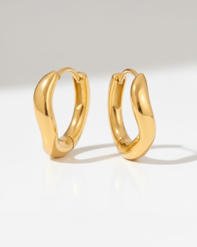 Złote kolczyki basic z falowaną strukturą