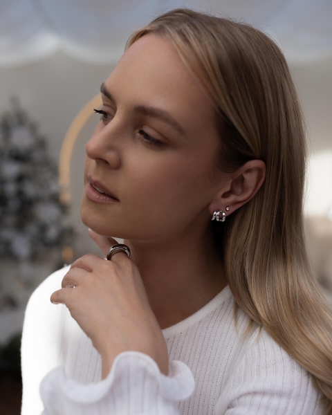 Srebrne kolczyki ze stali z trzema gładkimi, równoległymi segmentami