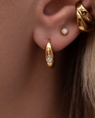 Złote kolczyki ze stali o okrągłej, gładkiej formie