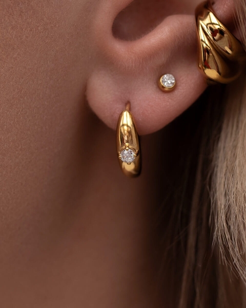 Złote kolczyki ze stali o okrągłej, gładkiej formie