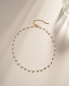 Złoty naszyjnik z perłami minimalistyczny