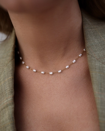 Złoty delikatny naszyjnik z perłami