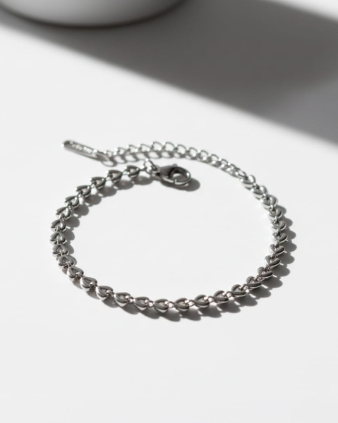 Srebrna bransoletka z serduszkami ze stali na prezent